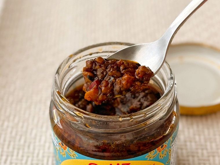 のっけてガパオ飯 100gをスープですくっている様子