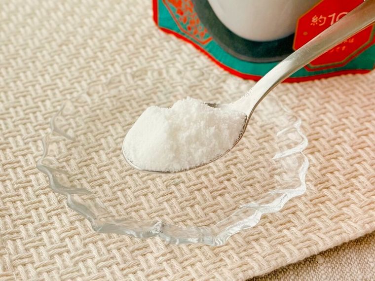 杏仁ミルク 80gの粉をスプーンですくっている様子