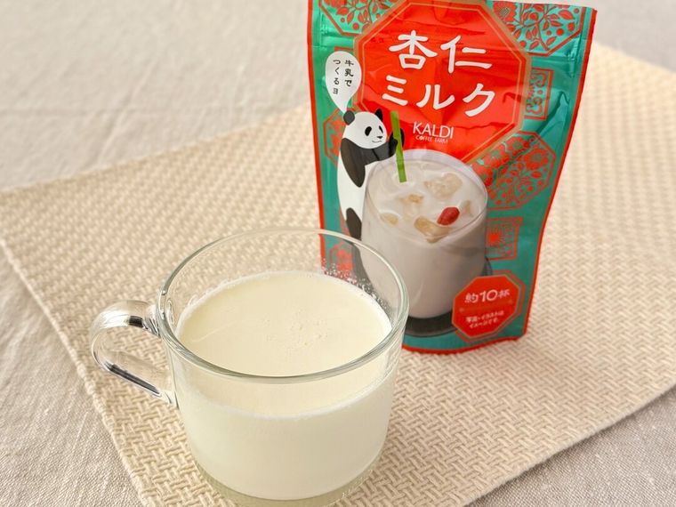 杏仁ミルク 80gのパッケージとコップが並んでいる様子