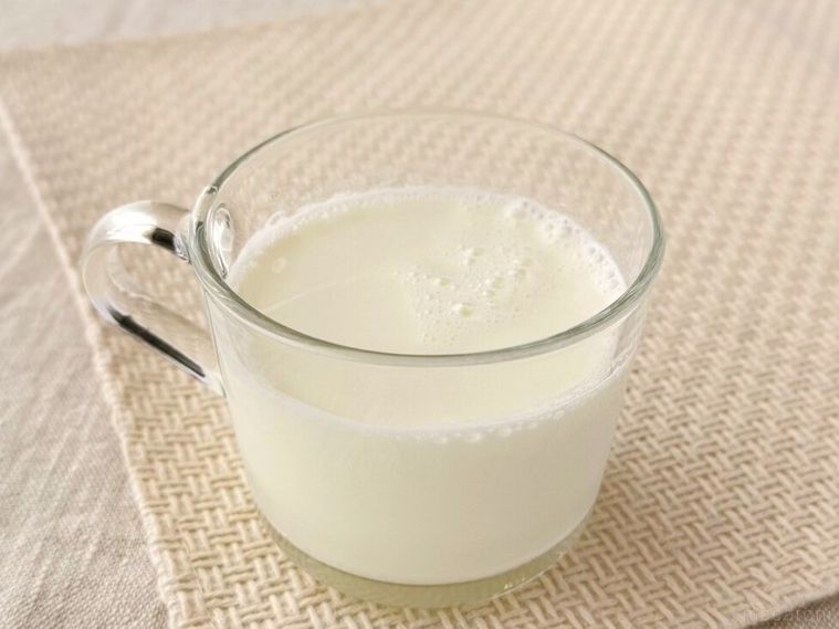 牛乳を混ぜて作った杏仁ミルクが置かれている様子