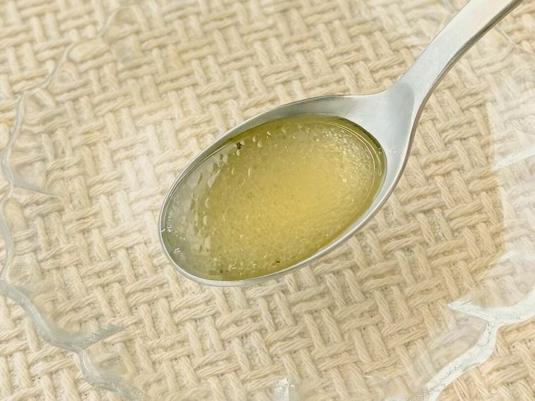 スプーンにのせたレモントリュフドレッシングソース