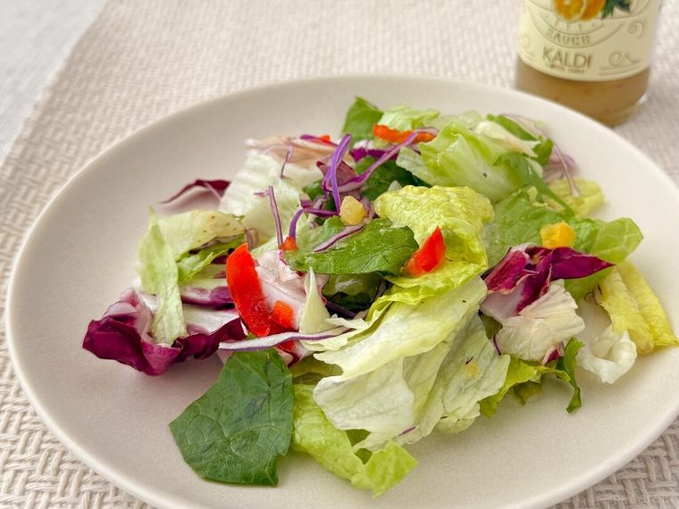 レモントリュフドレッシングソースがかかった野菜の盛り合わせとパッケージが並んでいる様子