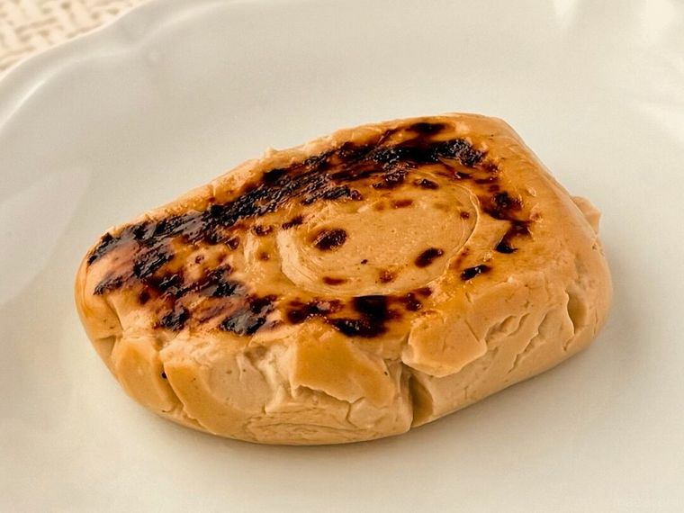 白皿に盛り付けたフォアグラのようなビヨンドとうふ