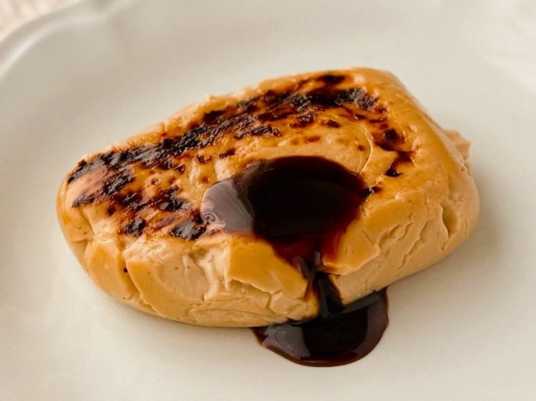 ソースがかけられたフォアグラのようなビヨンドとうふ