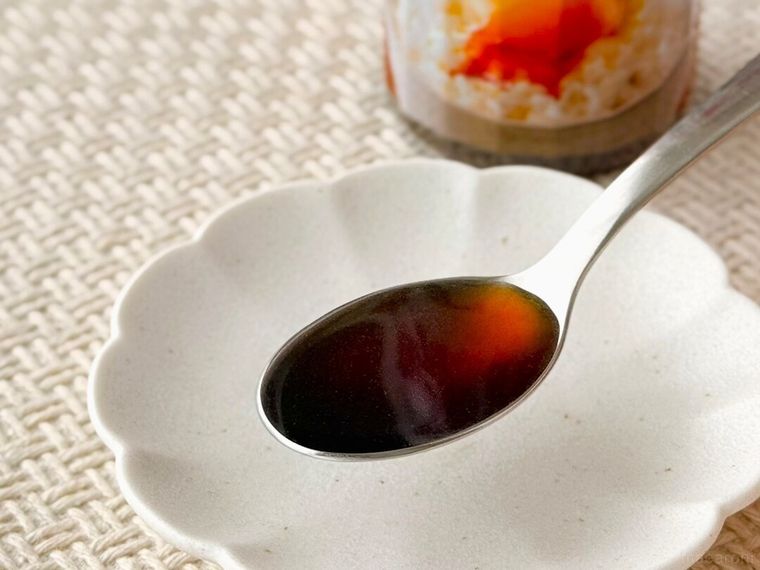 「味ぽんforTKG（たまごかけごはん）」のタレをスプーンで持っている様子
