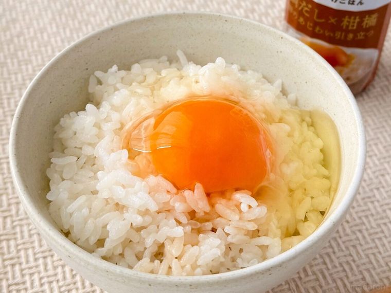 「味ぽんforTKG」をかけたたまごかけごはんが置かれている様子