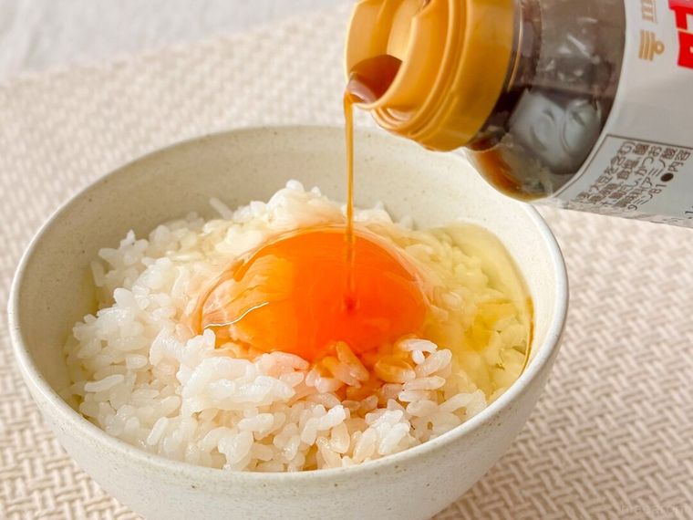 たまごかけごはんに「味ぽんforTKG」をかけている様子