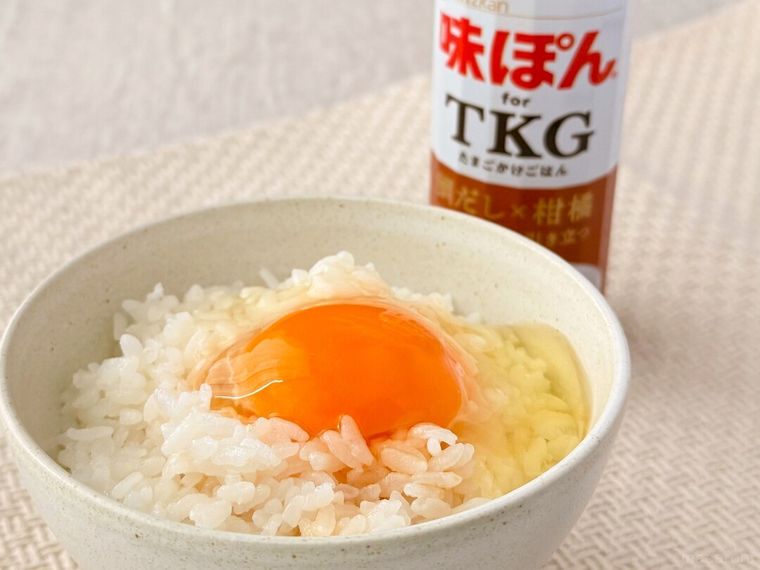 「味ぽんforTKG」のパッケージとたまごかけごはんが並んでいる様子