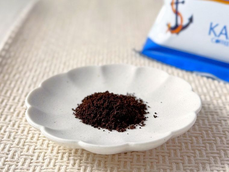 白皿にのったアイスブレンドの挽きたての粉