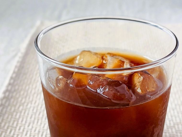 氷が入ったアイスブレンドがテーブルの上に置かれている様子