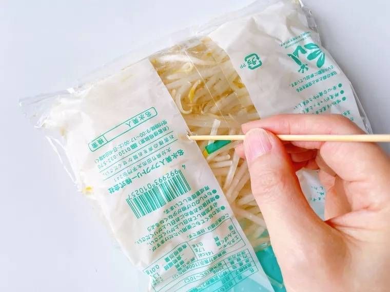 袋に爪楊枝で穴を開けている