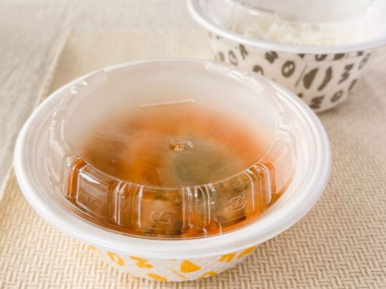 ふたがついたロゼクリームチキンとご飯が並んでいる様子