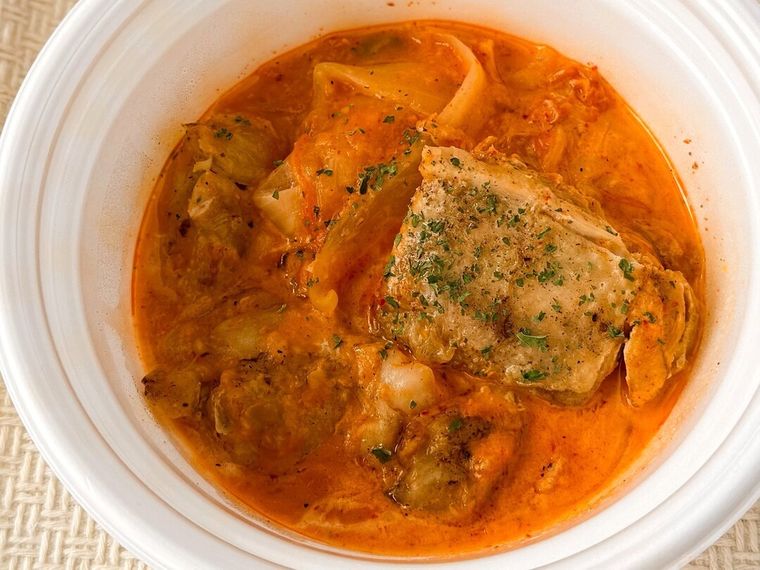 具沢山に入ったロゼクリームチキンがテーブルの上に置かれている様子