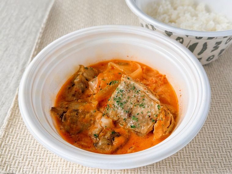 ロゼクリームチキンとご飯が並んでいる様子