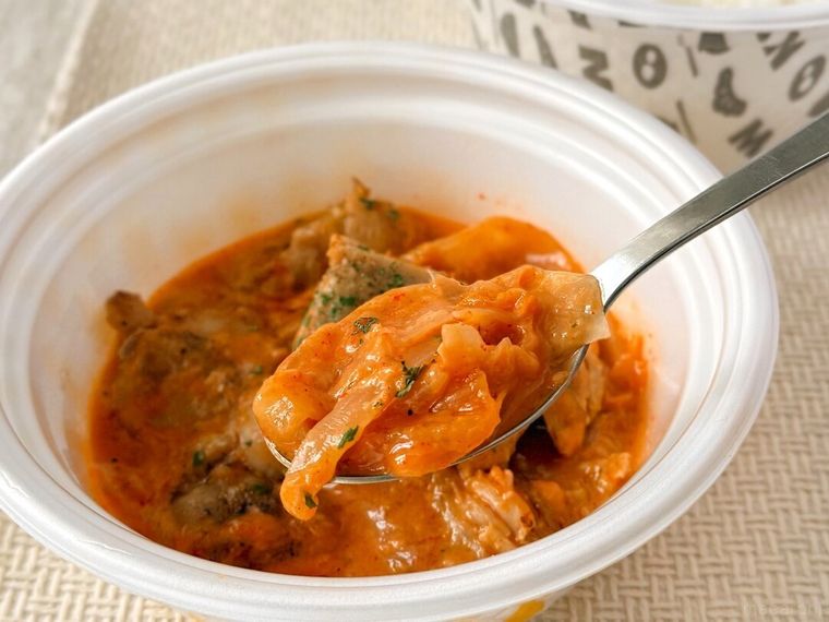 ロゼクリームチキンの玉ねぎやスープなどをすくっている様子