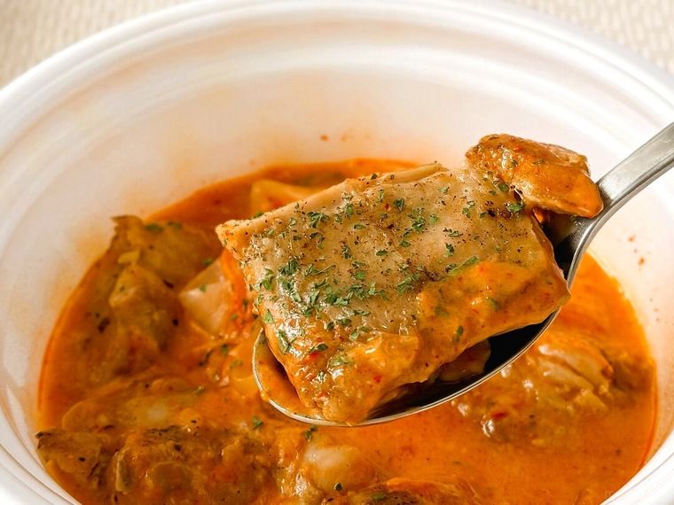 ロゼクリームチキンのチキンをスプーンで持っている様子