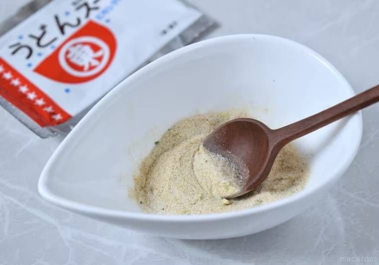 ヒガシマルのうどんスープを器に出した様子