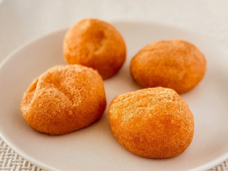 白皿にのった7プレミアム ふわもちきなこドーナツ