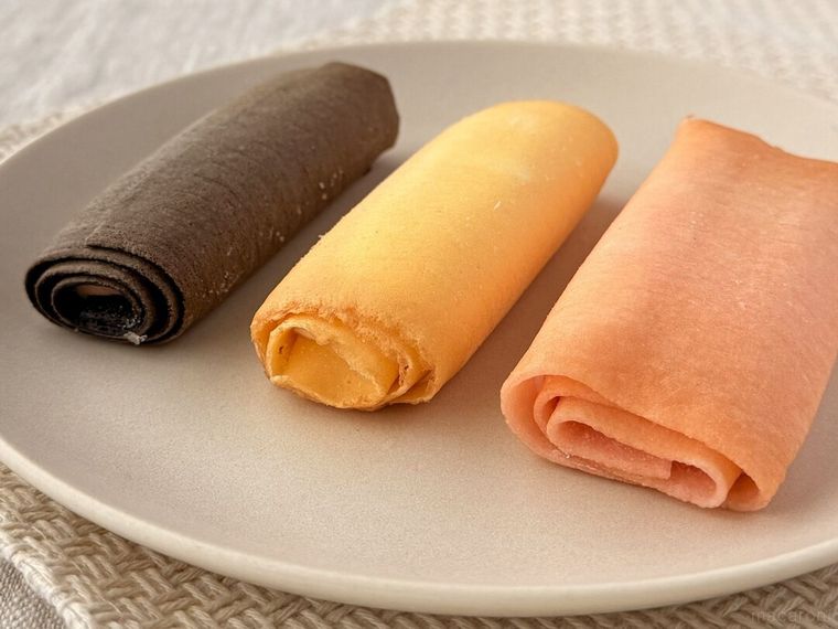 白皿に盛り付けられた3種のミルクレープロール