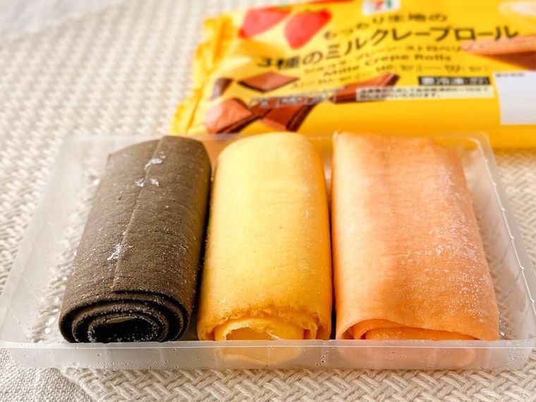 袋から取り出した3種のミルクレープロール 3個入