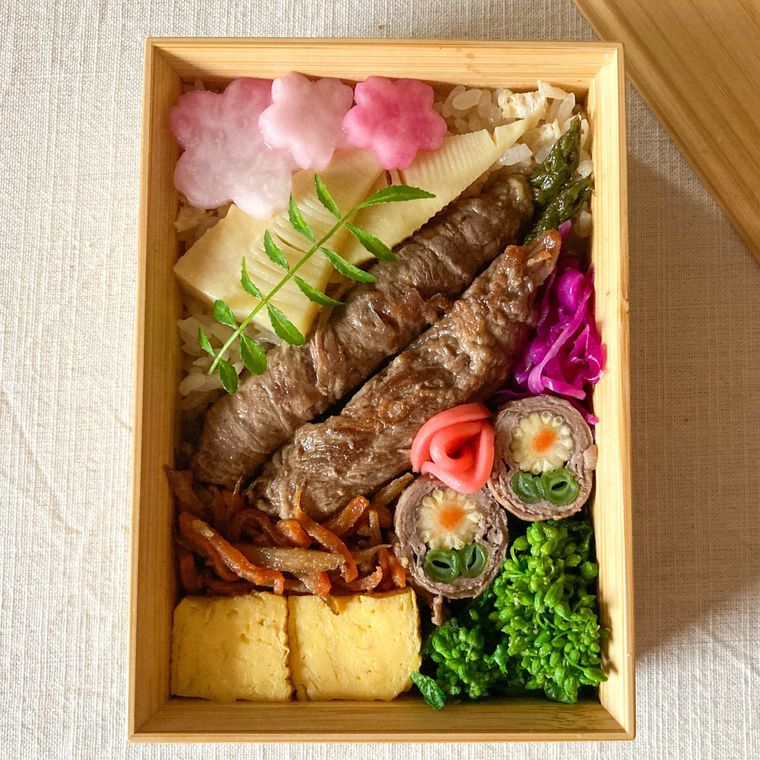 断面がかわいい肉巻きが入っているお弁当