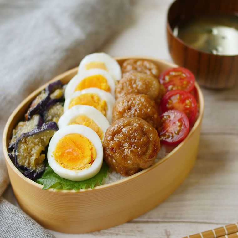ゆで卵やミニサイズのチャーシューをのせたお弁当