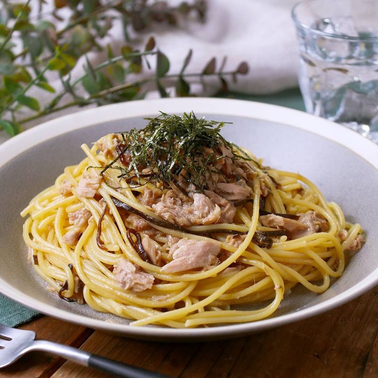 グレーの皿に盛り付けられたツナと塩昆布のパスタ