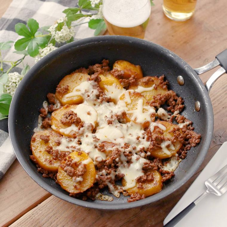 フライパンに入ったじゃがいもとひき肉のチーズ焼き