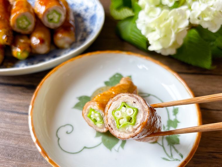 オクラとチーズの肉巻きを箸で持ち上げた様子