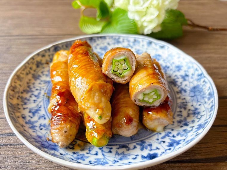 和皿に盛られたオクラとチーズの肉巻き