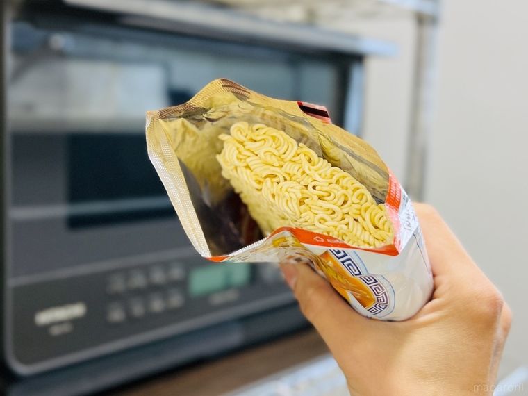 袋麺を手で持っている様子