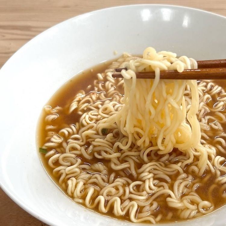 火も鍋も使わない。簡単な袋麺の作り方に「ずっとこれでいい」「洗い物 