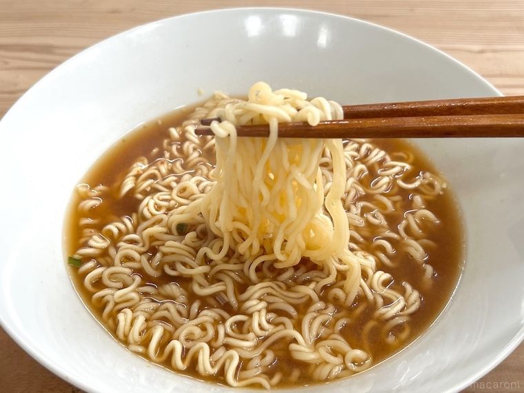ラーメンを箸で持ち上げている様子