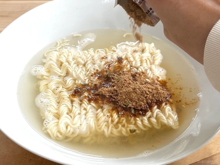 ラーメンに粉末スープを入れている様子