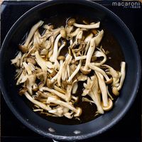 【作り方】きのこの和風煮込みハンバーグ