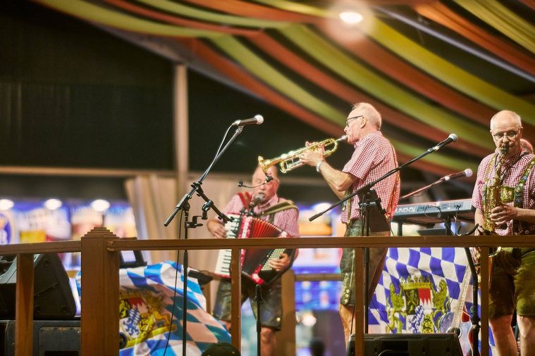 3.SEASIDE CINEMAで夜も楽しめる