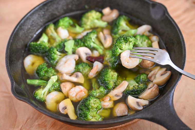 フォークで持ち上げたアヒージョ