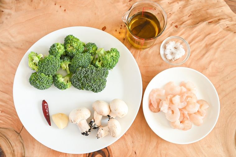 テーブルに並んだアヒージョの材料