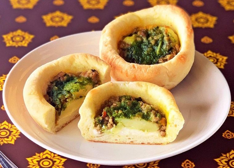 1. 北海道産行者にんにくとピリ辛鶏の彩りパン