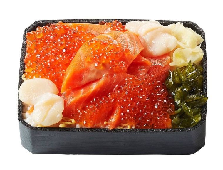 6. 厚切り大トロサーモンのいくら掛けホタテ添え