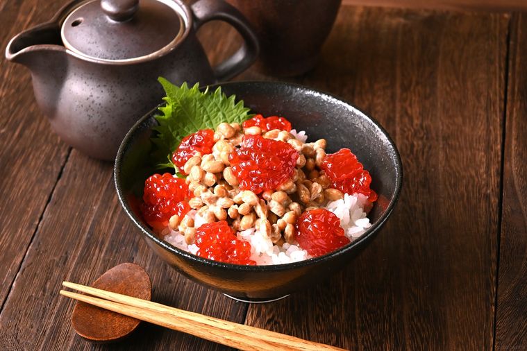 黒い茶碗に盛り付けられたすじこ納豆