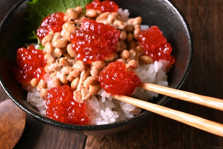 すじこ納豆ごはんに箸を差し入れる様子