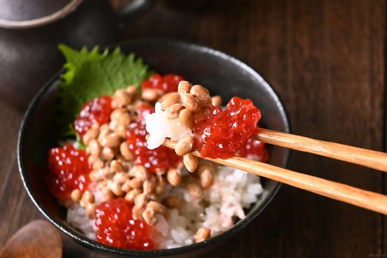 すじこ納豆を箸ですくった様子