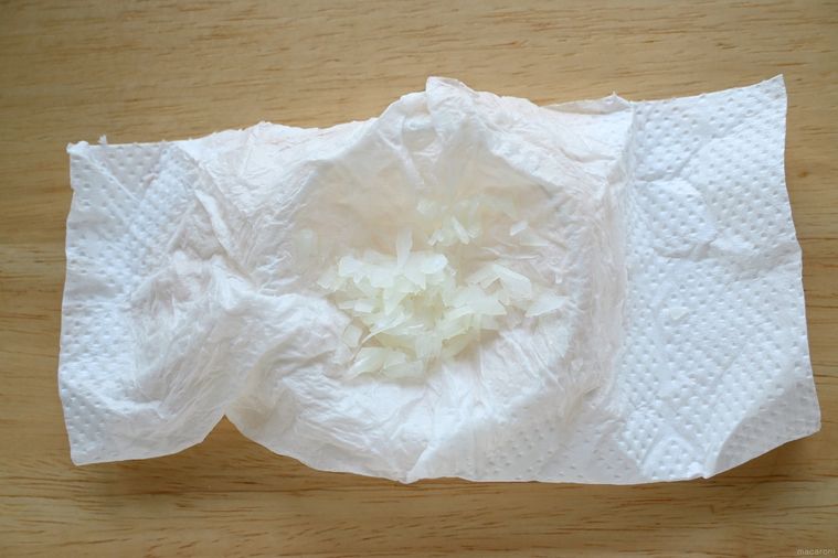 キッチンペーパーの上にみじん切りの玉ねぎがのっている