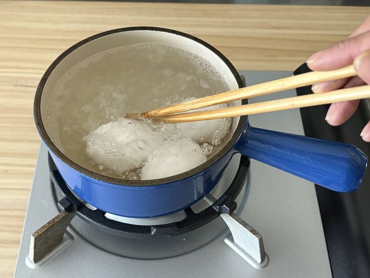 卵を菜箸で転がしている写真