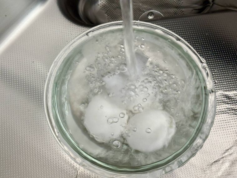 卵を流水で冷やしている写真