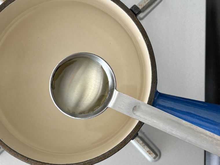 鍋にお酢を入れている様子の写真