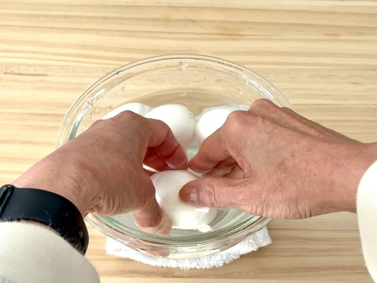 ゆで卵をむいている写真