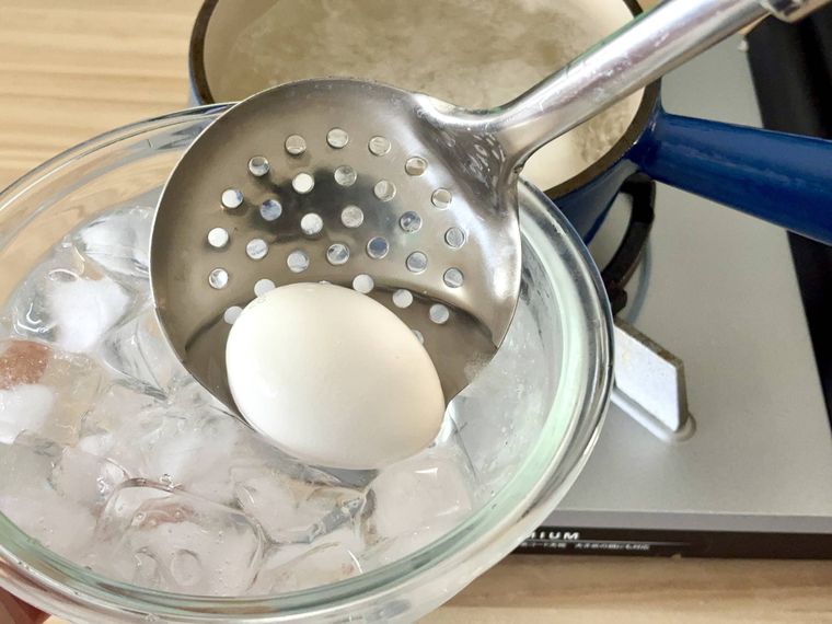 卵を冷水につけている写真