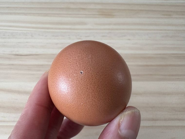 卵に穴を開けた写真